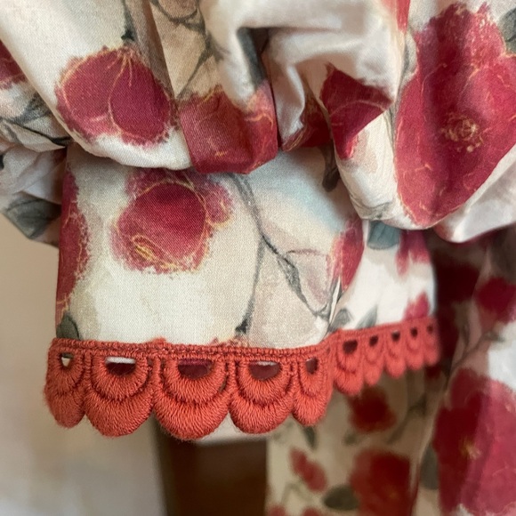 ENTRO Floral Puff Sleeve Embroidered Detail Women's Top - Picture 7 of 13